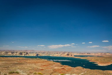 Wahweap Overlook, Page, Arizona yakınlarındaki Powell Gölü 'nü ve Utah' ın güneyini görmektedir..