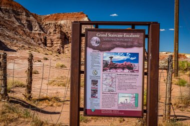 Kane County, Utah / ABD - 12 Haziran 2020: The National Park Service tabelası, Kane County, Utah 'taki Escalante Ulusal Anıtı' nın bir parçası olan Toadstool Trail 'in girişini gösteriyor.