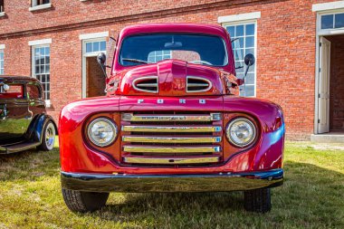 Fernandina Plajı, FL / USA - 22 Eylül 2018: 1950 Ford F-47 kamyonet, Florida, Fernandina Plajı yakınlarındaki Fort Clinch 'te bir araba fuarında..