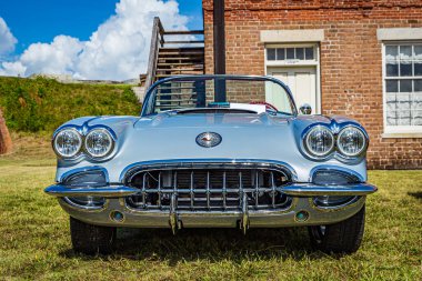 Fernandina Plajı, FL / USA - 22 Eylül 2018: 1960 Chevrolet Corvette üstü açık bir araba fuarında Fernandina Plajı, Florida 'da, Jacksonville yakınlarında..