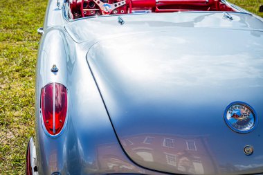 Fernandina Plajı, FL / USA - 22 Eylül 2018: 1960 Chevrolet Corvette üstü açık bir araba fuarında Fernandina Plajı, Florida 'da, Jacksonville yakınlarında..