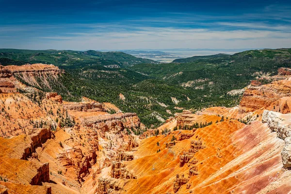 Cedar Breaks Ulusal Anıtı, Utah 'ın Cedar şehrinin 800 metre derinliğinde ve 3,500 metre genişliğinde doğal bir amfitiyatro kanyonudur..