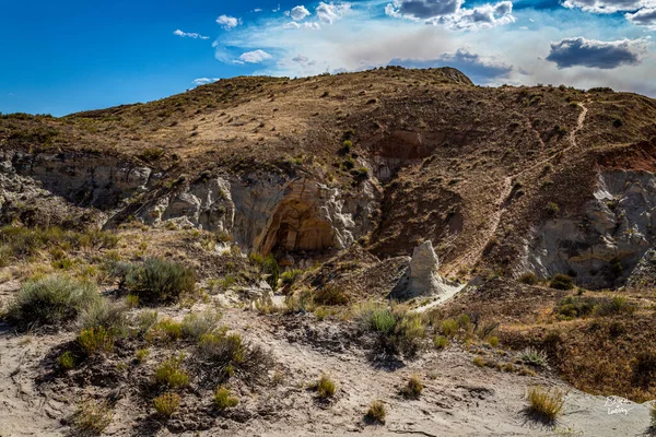 Szlak Toadstool Prowadzi Obszaru Hoodoo Zrównoważonych Formacji Skalnych Stworzonych Przez — Zdjęcie stockowe