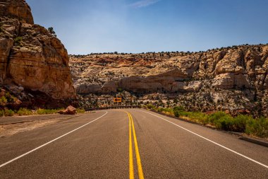 Utah 'ın ünlü manzaralı 12. karayolu boyunca çöl ve slot kanyonu manzarası.