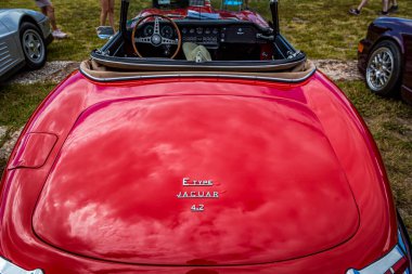 Fernandina Plajı, FL / ABD - 22 Eylül 208 Jaguar XKE E-Type, Fernandina Plajı, Florida 'da Fort Clinch' te Jacksonville yakınlarında bir araba fuarında.
