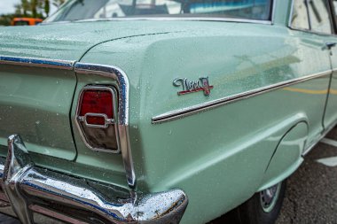 New Smyrna Plajı, FL - 12 Ağustos 2017: 1962 Chevrolet Chevy II Nova 400 Kanal Caddesi Araba Fuarı.