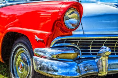 Waynesville, GA - 7 Ekim, 2017: 1956 Ford Fairlane Victoria Yerel bir araba fuarında.