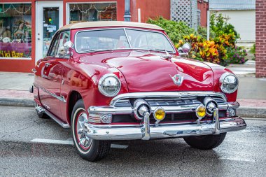 New Smyrna Plajı, FL - 12 Ağustos 2017: 1951 Ford Victoria Kanal Caddesi Araba Fuarı.