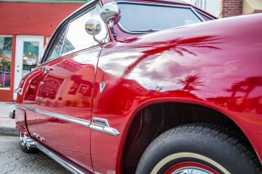 New Smyrna Plajı, FL - 12 Ağustos 2017: 1951 Ford Victoria Kanal Caddesi Araba Fuarı.