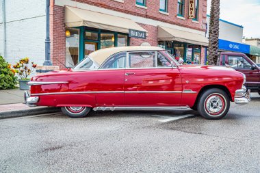 New Smyrna Plajı, FL - 12 Ağustos 2017: 1951 Ford Victoria Kanal Caddesi Araba Fuarı.