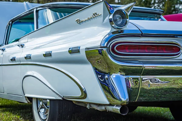 Waynesville, GA - 7 Ekim 2017: 1959 Pontiac Bonneville Vista Yerel bir araba fuarında.