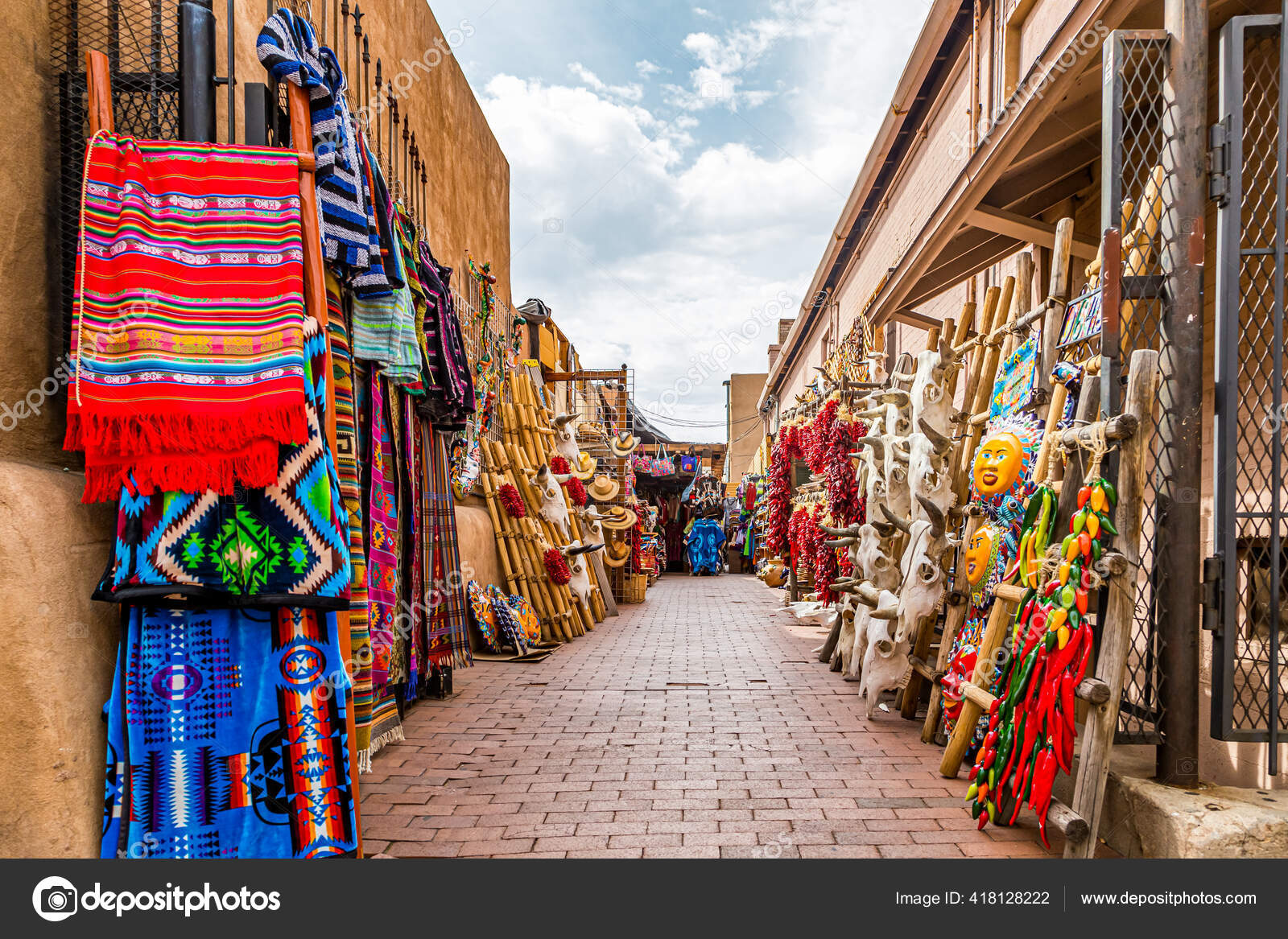 美国北卡罗来纳州圣达菲市16年9月日新墨西哥州圣达菲市中心广场周边的众多户外市场集市和商店之一 图库社论照片 C