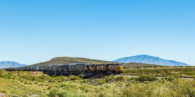 Carrizozo, NM / USA - 18 Eylül 2016: Bir Union Pacific yük treni Carrizozo, New Mexico yakınlarındaki çölde otoban taşıdı.