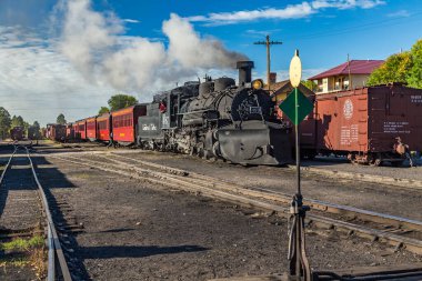 Chama, NM / USA - 28 Eylül 2016: Cumbres ve Toltec Steam Train, Chama, New Mexico 'dan Antonito, Colorado, Chama Yard.