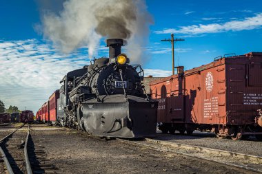 Chama, NM / USA - 28 Eylül 2016: Cumbres ve Toltec Steam Train, Chama, New Mexico 'dan Antonito, Colorado, Chama Yard.