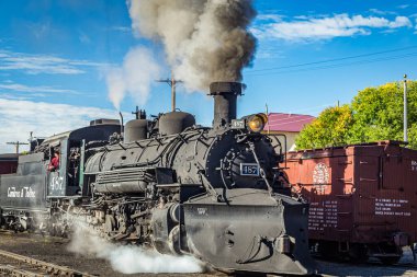 Chama, NM / USA - 28 Eylül 2016: Cumbres ve Toltec Steam Train, Chama, New Mexico 'dan Antonito, Colorado, Chama Yard.
