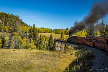Rocky Dağları, NM / USA - 28 Eylül 2016: Cumbres ve Toltec yolcu buharlı tren manzarası ve manzarası Chama, New Mexico 'dan Antonito, Colorado' ya giderken görülüyor.