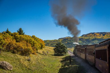 Rocky Dağları, NM / USA - 28 Eylül 2016: Cumbres ve Toltec yolcu buharlı tren manzarası ve manzarası Chama, New Mexico 'dan Antonito, Colorado' ya giderken görülüyor.