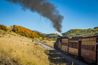 Rocky Dağları, NM / USA - 28 Eylül 2016: Cumbres ve Toltec yolcu buharlı tren manzarası ve manzarası Chama, New Mexico 'dan Antonito, Colorado' ya giderken görülüyor.