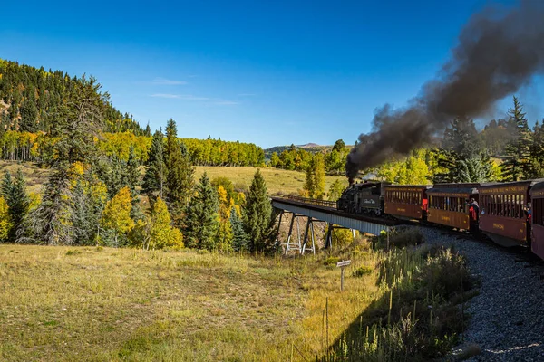 Rocky Dağları, NM / USA - 28 Eylül 2016: Cumbres ve Toltec yolcu buharlı tren manzarası ve manzarası Chama, New Mexico 'dan Antonito, Colorado' ya giderken görülüyor.