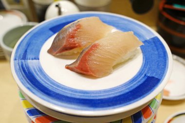 Kamasu Nigiri Suşi Japon restoranında beyaz çanak üzerinde