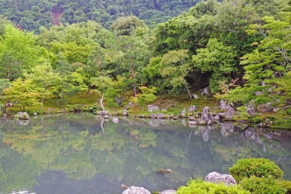 Yeşil Bitkiler Ağaçlar Dağ Göl Japonya Zen Bahçesinde Yansıması Ile — Stok fotoğraf