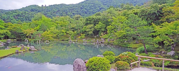 Yeşil bitkiler, ağaçlar, dağ, göl Japonya zen bahçesinde yansıması ile