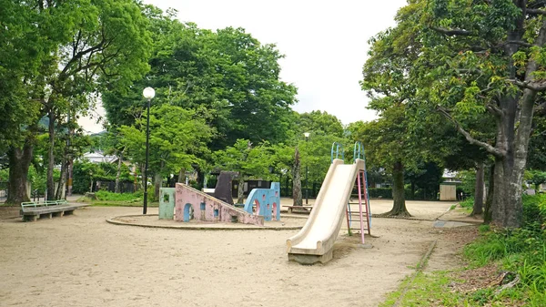 レトロな子供のスライド日本屋外 Playround の機器 — ストック写真