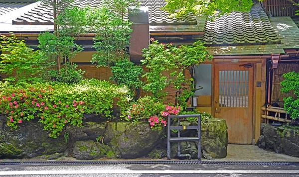 屋外の歩道 緑の植物 日本の禅庭の伝統的な家 — ストック写真