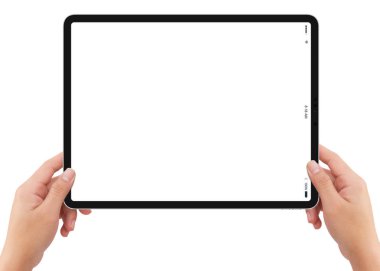 İzole sol beyaz arka plan üzerinde beyaz tablet bilgisayar beyaz ekran mockup tutan eller