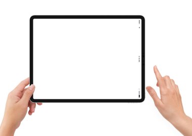 Beyaz arka plan üzerinde siyah tablet ortam aygıtıyla beyaz boş ekran mockup tutan izole insan sol el