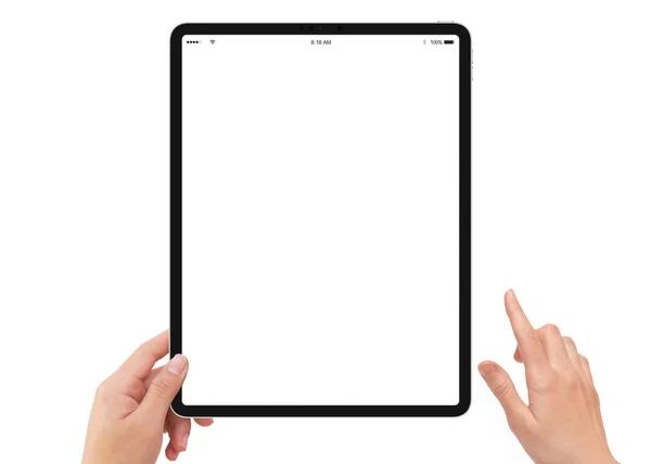 孤立的人左手拿着垂直的黑色平板媒体设备与白色空屏幕模型在白色背景 — 图库照片