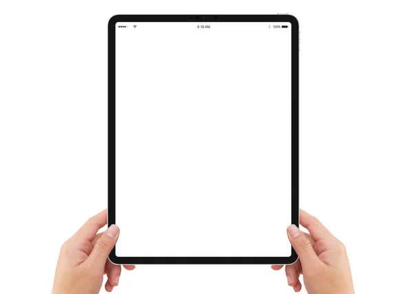 白い背景の空の白い画面のモックアップと垂直の黒いタブレット メディア デバイスを保持している分離人間の左手 — ストック写真