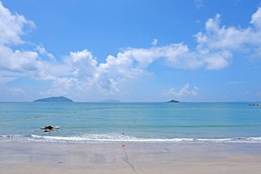 Mavi gökyüzü, beyaz bulut, dağ, plaj okyanus dalgası ile