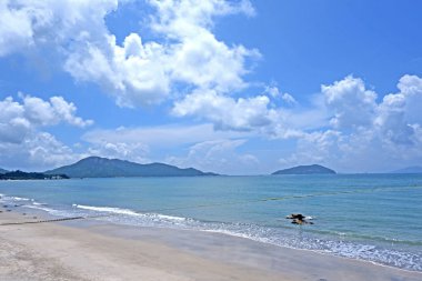 Mavi gökyüzü, beyaz bulut, dağ, plaj okyanus dalgası ile