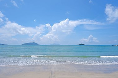 Mavi gökyüzü, beyaz bulut, dağ, plaj okyanus dalgası ile