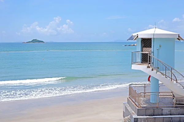 Torre Salva Vidas Azul Branco Praia Oceano Com Onda — Fotografia de Stock