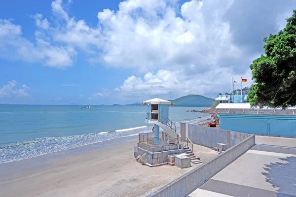 Mavi ve beyaz cankurtaran kulesi, plaj ve okyanus dalgası ile