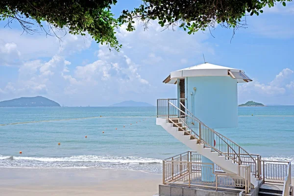 Tour Sauveteur Bleue Blanche Plage Océan Avec Vague — Photo