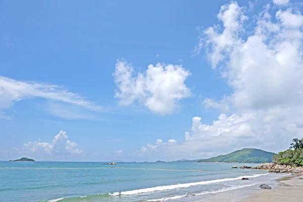 Blauer Himmel Weiße Wolken Berg Strand Meer Mit Welle — Stockfoto