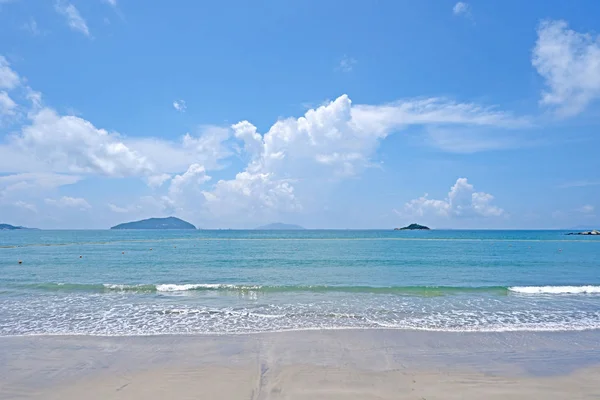 Blauer Himmel Weiße Wolken Berg Strand Meer Mit Welle — Stockfoto