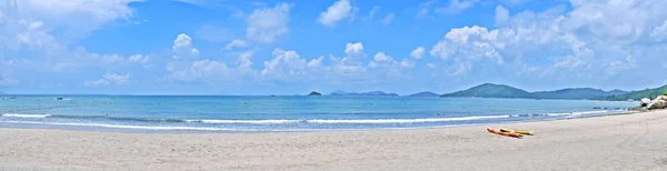 Panorama Barevné Kajak Pláž Moře Wave Horských Modrá Obloha — Stock fotografie