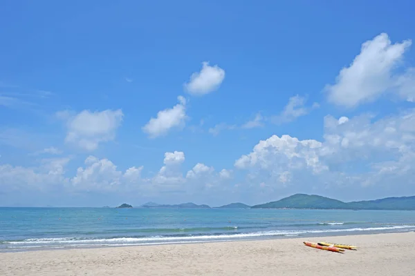 Kayak Coloré Plage Mer Avec Vague Montagne Ciel Bleu — Photo