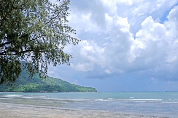 Praia Mar Com Onda Montanha Céu Azul — Fotografia de Stock