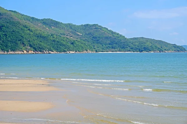 Plage Mer Avec Vague Montagne Ciel Bleu — Photo