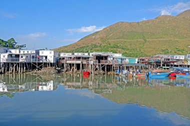 Nehir, ahşap ev ve köy Hong Kong kırsalında yansıması ile