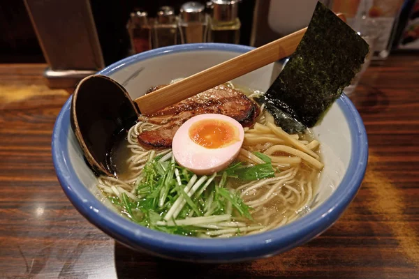 Deliciosa comida japonesa fideos ramen con carne y por ejemplo —  Fotos de Stock