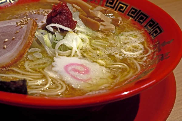Delicioso macarrão ramen comida japonesa com carne e por exemplo — Fotografia de Stock
