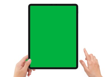 İzole insan sol el siyah tablet yeşil ekran ile tutarak