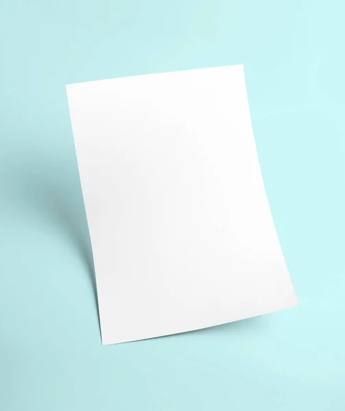 青い背景を持つ白い空白のドキュメント用紙テンプレート — ストック写真